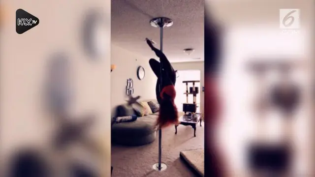 Seekor burung kakak tua melakukan hal tak biasa kepada pemiliknya. Ia menyerang sang pemilik saat tengah bermain pole dance.