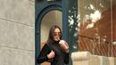 Di potret ini, Erika Carlina mirip dengan Kendal Jenner. Ia mengenakan mini dress lengan panjang berbahan velvet. Dipadukan dengan velvet high tight boots, shoulder bag hitam, dan kacamata hitam. (instagram/eri.carl)