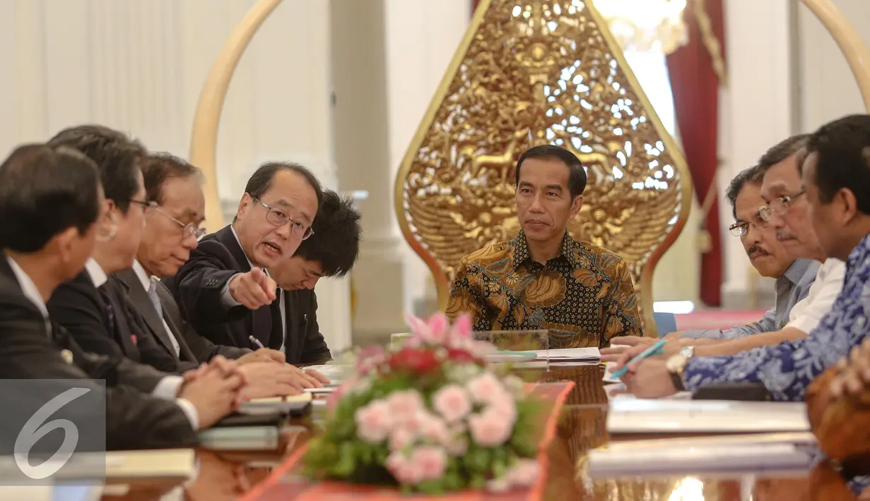 Presiden Joko Widodo di dampingi sejumlah menteri kabinet kerja menerima kunjungan kehormatan utusan khusus Perdana Menteri Jepang Hiroto Izumi beserta rombongan delegasi, di Istana Merdeka, Jakarta, Jumat (10/7/2015). (Liputan6.com/Faizal Fanani)