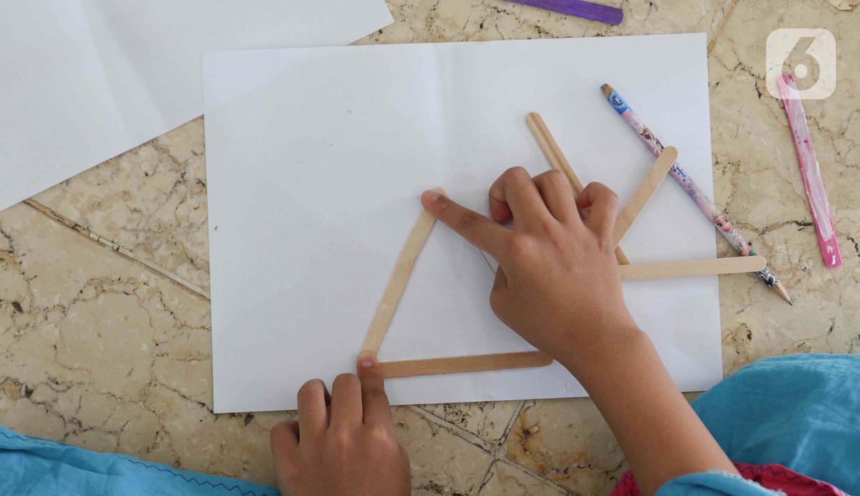 Peserta membuat kerajinan tangan saat mengikuti kegiatan Pesantren Kilat Ramadhan di Masjid Agung Sunda Kelapa, Menteng, Jakarta, Minggu (10/4/2022). Kegiatan Pesantren Kilat Ramadhan diselenggarakan dari hari ke-3 hingga hari ke-15 bulan Ramadhan. (Liputan6.com/Herman Zakharia)