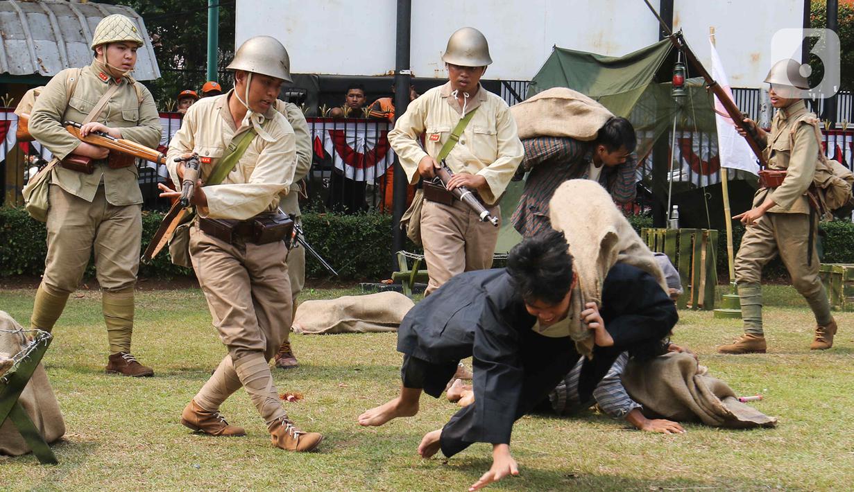 Para pemeran Komunitas Reenacktor Bangor memerankan para pejuang dan penjajah saat sosiodrama di Museum Perumusan Naskah Proklamasi. (Liputan6.com/Herman Zakharia)