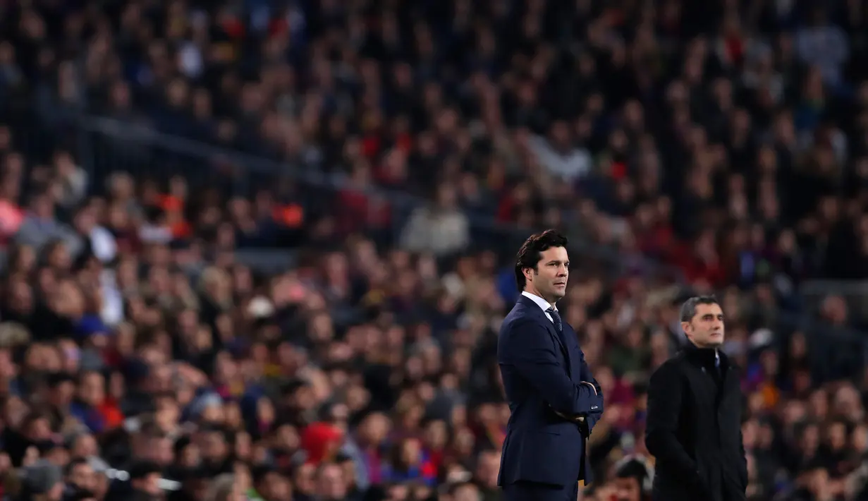 Ekspresi pelatih Real Madird Santiago Solari (kiri) dan pelatih Barcelona Ernesto Valverde saat bertemu pada leg pertama semifinal Copa del Rey di Stadion Camp Nou, Barcelona, Spanyol, Rabu (6/2). Pertandingan berakhir 1-1. (AP Photo/Manu Fernandez)