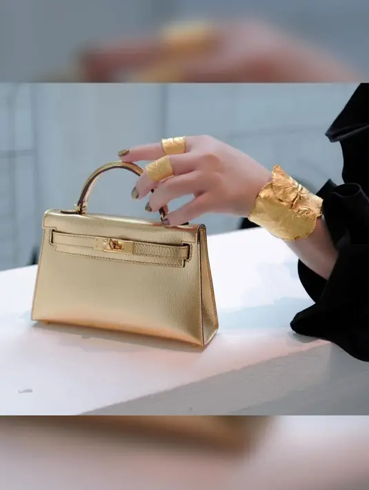 Tas ini memiliki harga fantastis, nyaris menyentuh Rp1 miliar, yaitu sekitar Rp952 juta atau setara $59.500 (kurs Rp16.000/USD).  [@princessyahrini].