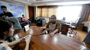 Menko Kelautan & Kemaritiman, Indroyono Soesilo menjelaskan titik lokasi sinyal 'PING' yang diterima oleh kapal milik BPPT, Jakarta, Minggu (11/1/2015). (Liputan6.com/Faizal Fanani)