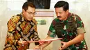 Dirut Bank BRI Suprajarto bertukar naskah dengan Panglima TNI Marsekal Hadi Tjahjanto usai MoU di Mabes TNI Cilangkap, Jakarta, Senin (4/3). BRI akan memfasilitasi penyediaan dan penggunaan jasa layanan perbankan anggota TNI. (Liputan6.com/Pool/Humas BRI)