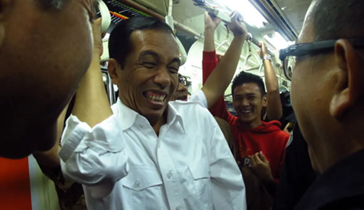 Pak Jokowi kayaknya seru banget bercanda sama penumpang bus (Istimewa)