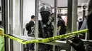 Polisi berjaga saat penggeledahan di lokasi bekas Sekretariat Markas Front Pembela Islam di Petamburan, Jakarta, Selasa (27/4/2021). Munarman juga diduga menyembunyikan informasi tentang tindak pidana terorisme. (Liputan6.com/Faizal Fanani)