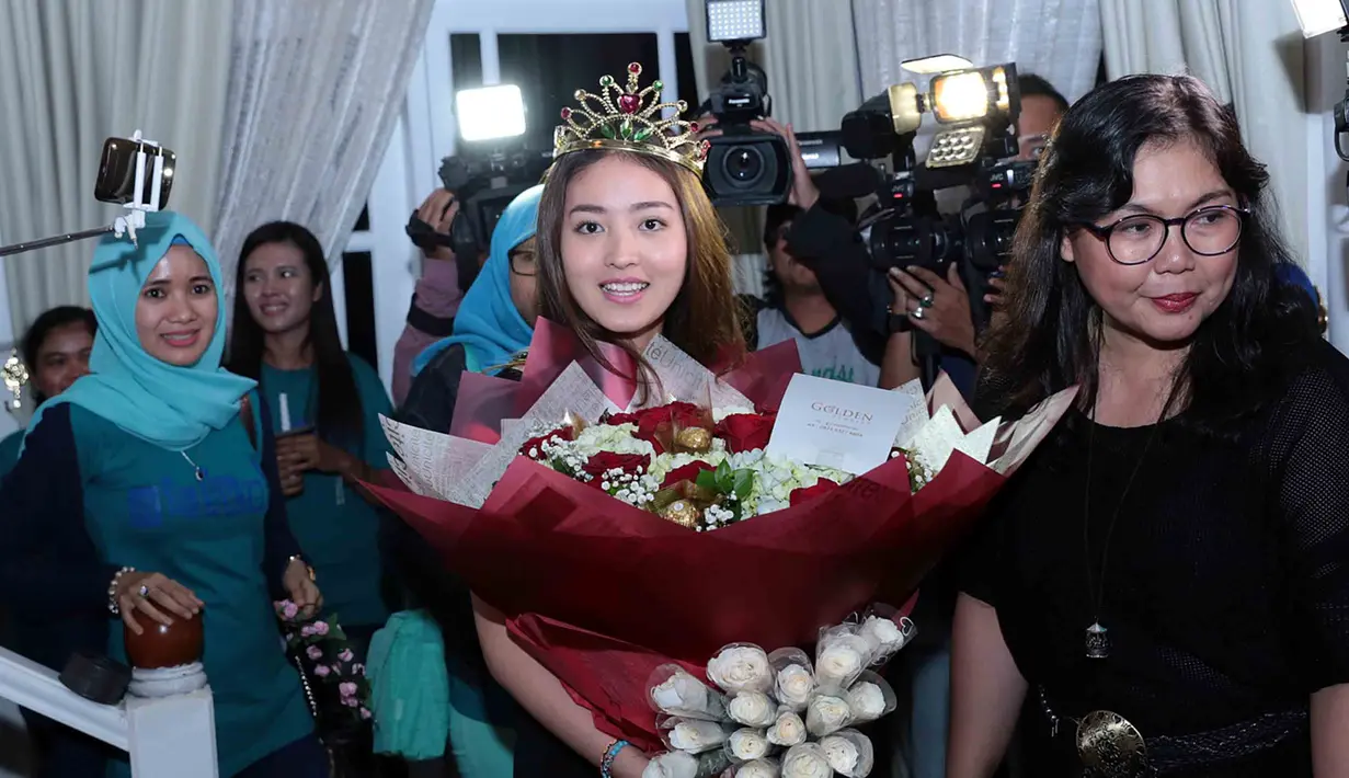 Mendapat pesta kejutan ulang tahun yang disiapkan oleh ratusan fansnya itu sepertinya tidak disangka oleh Natasha Wilona sebelumnya. Lantaran bukan hanya fans yang hadir, namun juga terdapat para keluarga dan sahabat-sahabatnya. (Deki Prayoga/Bintang.com)