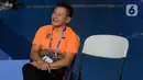 Pelatih tunggal putra Indonesia, Hendri Saputra, mengamati Anthony Ginting saat melawan Soong Joo Ven pada final beregu SEA Games 2019 di Multinlupa Sport Center, Filipina, Rabu (4/12/2019). Ginting menang 13-21, 21-15, dan 21-18. (Bola.com/M Iqbal Ichsan)