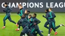 Para pemain Tottenham Hotspur melakukan pemanasan saat sesi latihan di Dortmund, Jerman barat (4/3). Pada leg pertama babak 16 besar Liga Champions Tottenham menang telak atas Dortmund 3-0 di Stadion Wembley. (AFP Photo/Bernd Thissen)