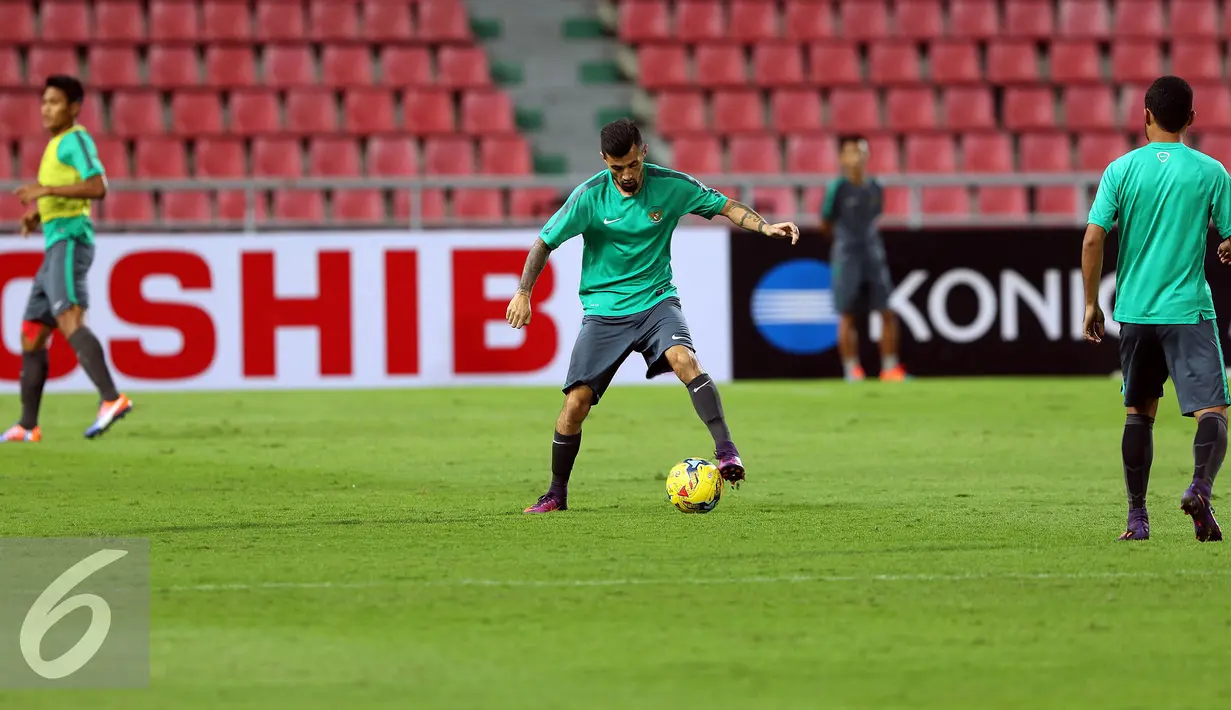 Gelandang Timnas Indonesia, Stefano Lilipaly (tengah) saat latihan jelang final kedua Piala AFF 2016 di Rajamangala Stadium, Bangkok, Thailand, Jumat (16/12). Indonesia akan melakoni laga tandang lawan Thailand. (Liputan6.com/Helmi Fithriansyah)
