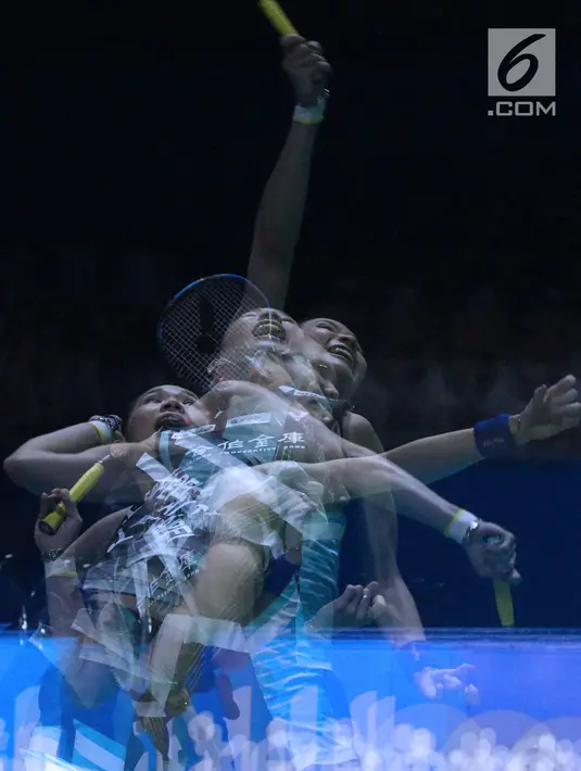Tunggal putri Taiwan, Tai Tzu Ying bersiap melakukan smesh ke arah pebulu tangkis China, Chen Yufei saat Final Indonesia Open 2018 di Istora GBK, Jakarta, Minggu (8/7). Tai Tzu Ying menang 21-23 21-15 21-9. (Liputan6.com/Helmi Fithriansyah)