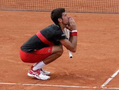 Reaksi petenis Serbia, Novak Djokovic saat melawan petenis Italia Marco Cecchinato pada perempatfinal Prancis Terbuka 2018 di stadion Roland Garros, Selasa (5/6). Djokovic dikalahkan petenis non-unggulan dalam duel empat set. (AP/Alessandra Tarantino)