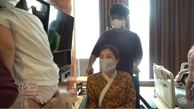 Sering Alami Migrain, Ini 7 Momen Sarwendah Jalani Operasi Ditemani Buah Hatinya