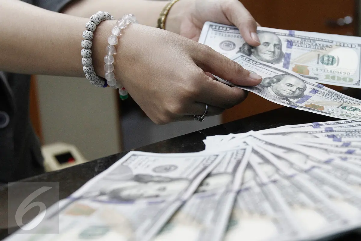 Sejak pagi hingga siang hari ini, rupiah bergerak di kisaran 13.300 per dolar AS hingga 13.327 per dolar AS. 