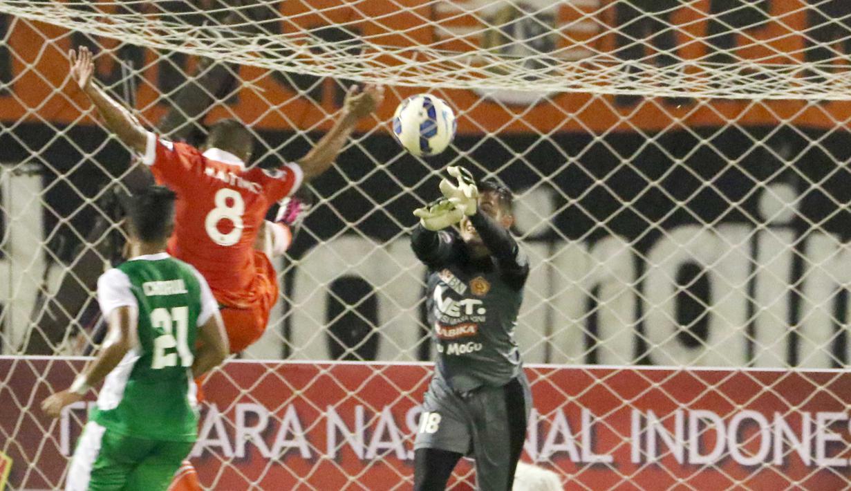 Dhika Bhayangkara menghalau bola dari jangkauan Raphael Maitimo (tengah) pada laga grup D Piala Jenderal Sudirman di Stadion Manahan, Solo, Selasa(15/12/2015). (Bola.com/Nicklas Hanoatubun)