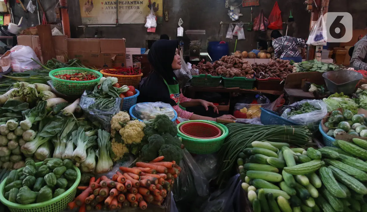<p>Pedagang sayuran menunggu pembeli di sebuah pasar di Jakarta, Rabu (1/4/2020). Badan Pusat Statistik (BPS) mengumumkan pada Maret 2020 terjadi inflasi sebesar 0,10 persen, salah satunya karena adanya kenaikan harga sejumlah makanan, minuman, dan tembakau. (Liputan6.com/Angga Yuniar)</p>
