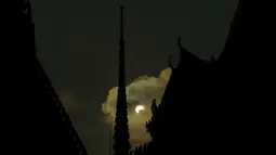 Gerhana matahari parsial terlihat di dekat Wat Candi Pho, Bangkok, Thailand (9/3/2016). Gerhana matahari total terjadi di sejumlah daerah di Indonesia. (Reuters/ Jorge Silva)