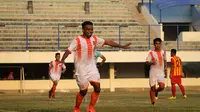 Elthon Maran merayakan gol saat Sragen United menang atas Persipon di Stadion Citarum, Semarang (23/7/2017). (Bola.com/Ronald Seger)