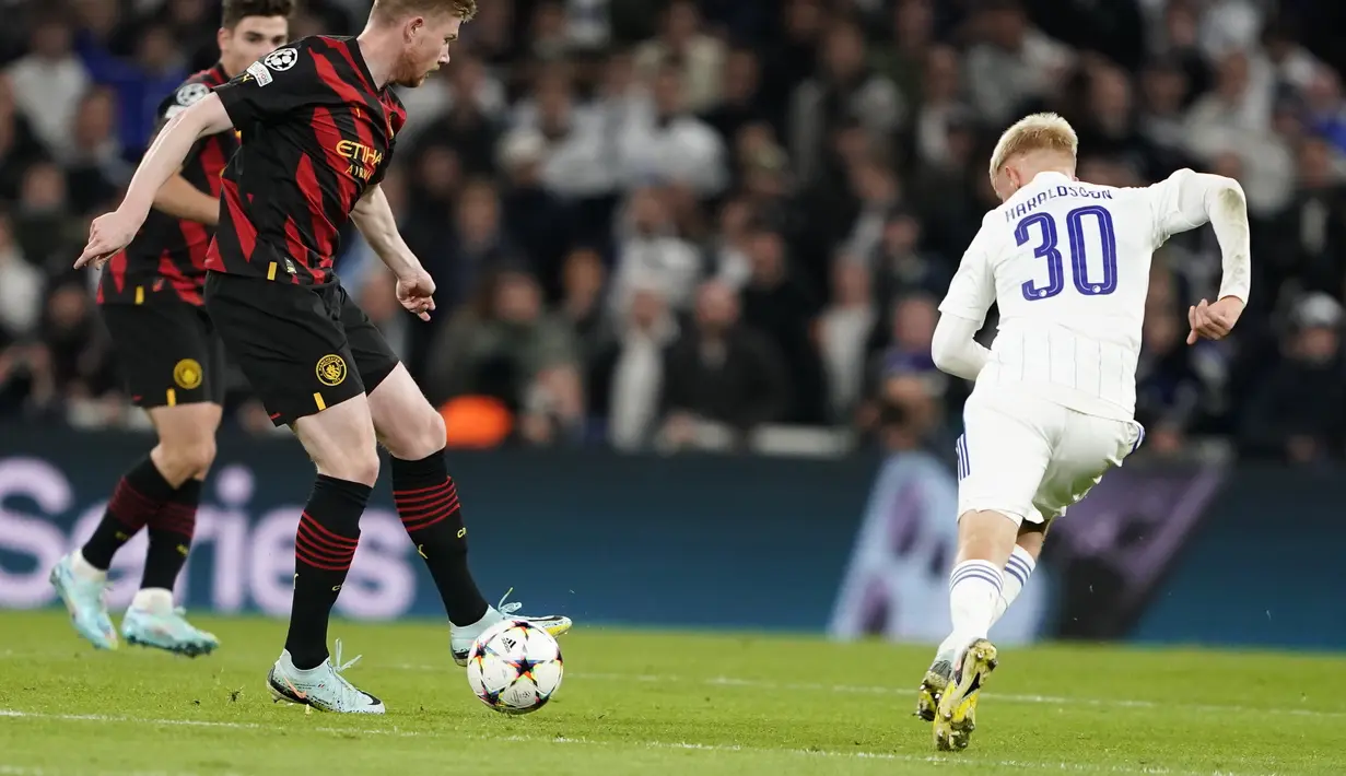 Gelandang Manchester City, Kevin De Bruyne mengontrol bola dari kawalan pemain FC Copenhagen, Hakon Arnar Haraldsson selama pertandingan lanjutan grup G Liga Champions di Stadion Parken di Kopenhagen, Denmark, Selasa 11 Oktober 2022. FC Copenhagen bermain imbang atas City 0-0. (Liselotte Sabroe/Ritzau Scanpix via AP)