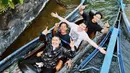 Menjelang momen akhir tahun memang menjadi salah satu waktu yang tepat untuk menjalani liburan bersama sahabat. Pada momen seperti ini tentu banyak tempat wisata dan taman bermain penuh dengan para pengunjung yang menikmati liburan bersama keluarga dan sahabat. (Liputan6.com/IG/@estapramanita)