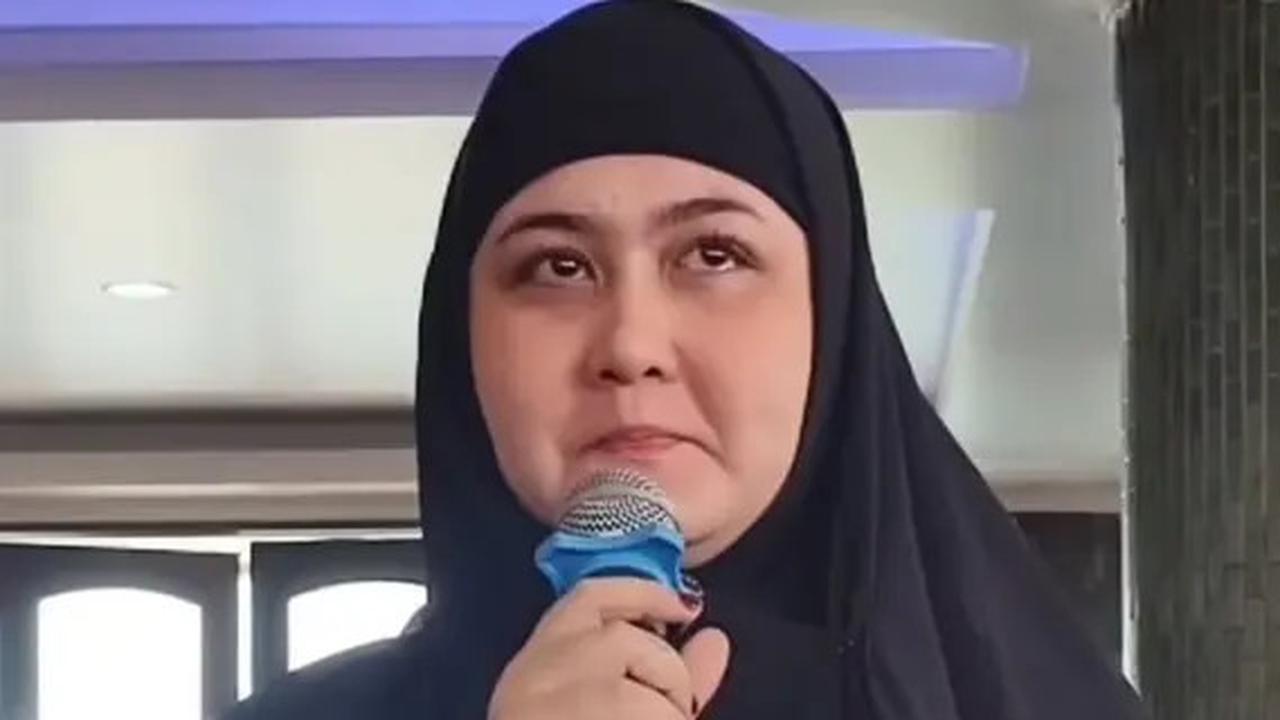 Potret Cantik Berhijab Talitha Curtis, Menangis Terharu saat Dapat Hadiah Umrah Gratis dari Ustaz Kasif Heer