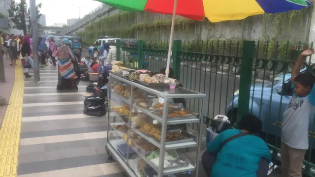PKL menempati trotoar di Tanah Abang