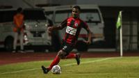 Gelandang Persipura Jayapura, Ramai Melvin Rumakiek menggiring bola saat laga pekan pertama BRI Liga 1 2021/2022 melawan Persita Tangerang di Stadion Pakansari, Bogor, Sabtu (28/08/2021). Persipura kalah 1-2. (Bola.com/Bagaskara Lazuardi)
