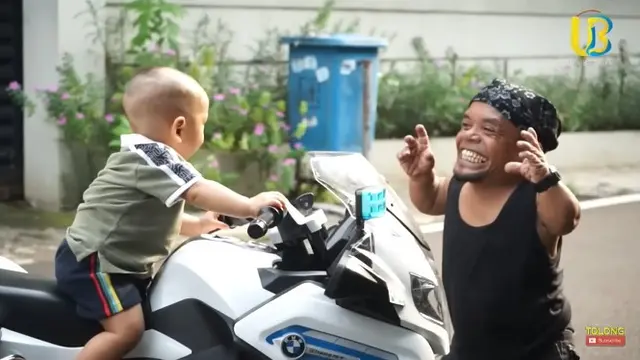 6 Potret Anak Rizky Billar Main Bareng Ucok Baba, Ceria Sebelum Operasi Hernia