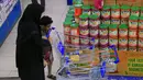 Seorang wanita berbelanja bahan makanan dan persediaan saat mereka mempersiapkan diri seminggu menjelang bulan suci puasa Ramadan di supermarket di ibu kota Yaman, Sanaa, Selasa (6/4/2021). (AFP Photo/Mohammed Huwais)