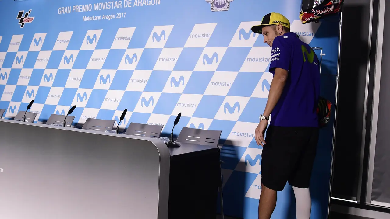 FOTO: Hadiri Jumpa Pers, Valentino Rossi Gunakan Tongkat