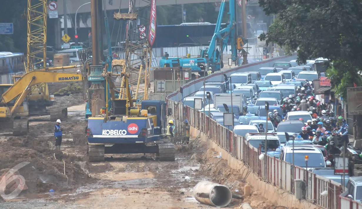 Kemacetan yang terjadi disebelah proyek pembangunan underpass Mampang Prapatan-Kuningan, Jakarta, Selasa (16/5). Pembangunan itu diiringi dengan rekayasa lalu lintas sejak 10 Maret hingga Desember mendatang. (Liputan6.com/Helmi Afandi)