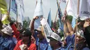 Para massa yang mengenakan ikat kepala putih bertuliskan 'Tolak Konsensi'itu juga membentangkan bendera-bendera, Kamis (7/8/14). (Liputan6.com/Faizal Fanani)