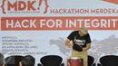 Ketua LKPP, Agus Prabowo meresmikan acara dengan menggebuk Drum di Jakarta, (05/12). Sejumlah aktivis anti korupsi hadir memberi simbolis cap tangan, yang nanti nya di pamerkan di acara Festival Anti Korupsi Bandung 2015. (Liputan6.com/Faisal R Syam)
