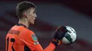 Kiper Arsenal, Runar Alex Runarsson, menguasai bola dalam laga perempatfinal Piala Liga Inggris Carabao Cup melawan Manchester City di Emirates Stadium, London, Selasa (22/12/2020). Arsenal kalah 1-4 dari Manchester City. (AFP/Adrian Dennis)