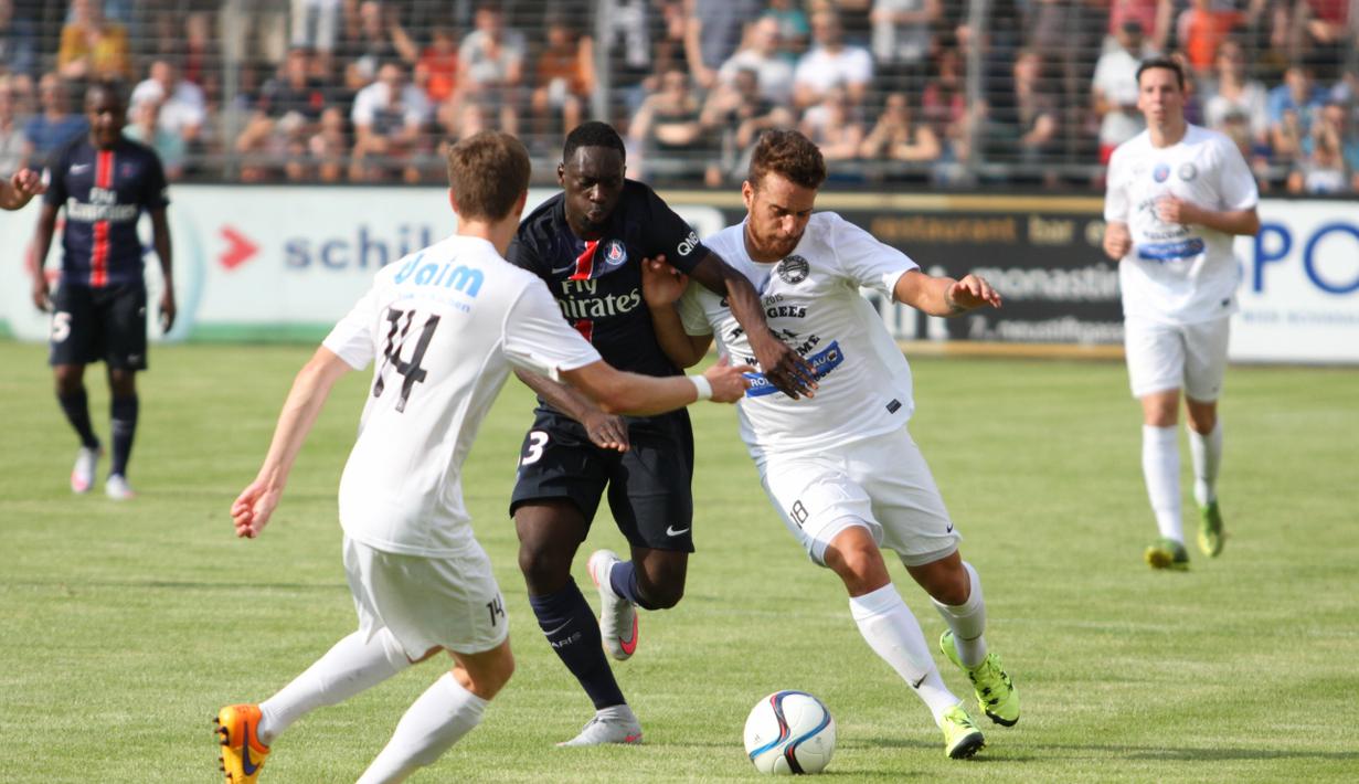 Dua pemain Wiener Sport Klub mencoba menghalau pergerakan gelandang PSG. (Bola.com/Reza Khomaini)