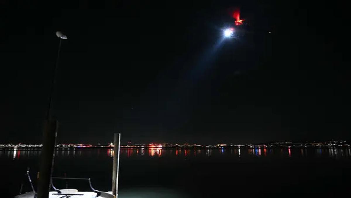 Meski Gelap dan Dingin, Tim Penyelamat Terus Cari Korban Tabrakan American Airlines dan Black Hawk