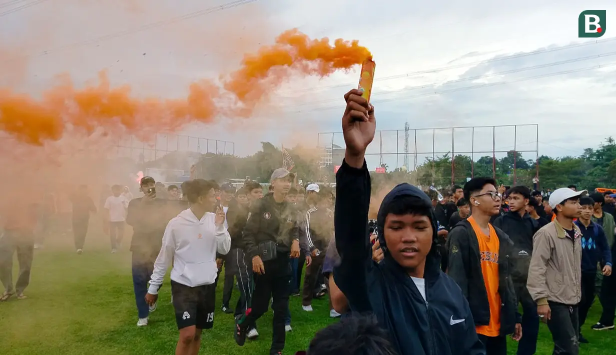 Persija mendapatkan dukungan dari The Jakmania sebelum menghadapi Persib pada Minggu (16/2) di Stadion Patriot Candrabhaga pada pekan ke-23 BRI Liga 1. Laga ini akan dimainkan mulai pukul 15.30 WIB. (Bola.com/M Iqbal Ichsan)
