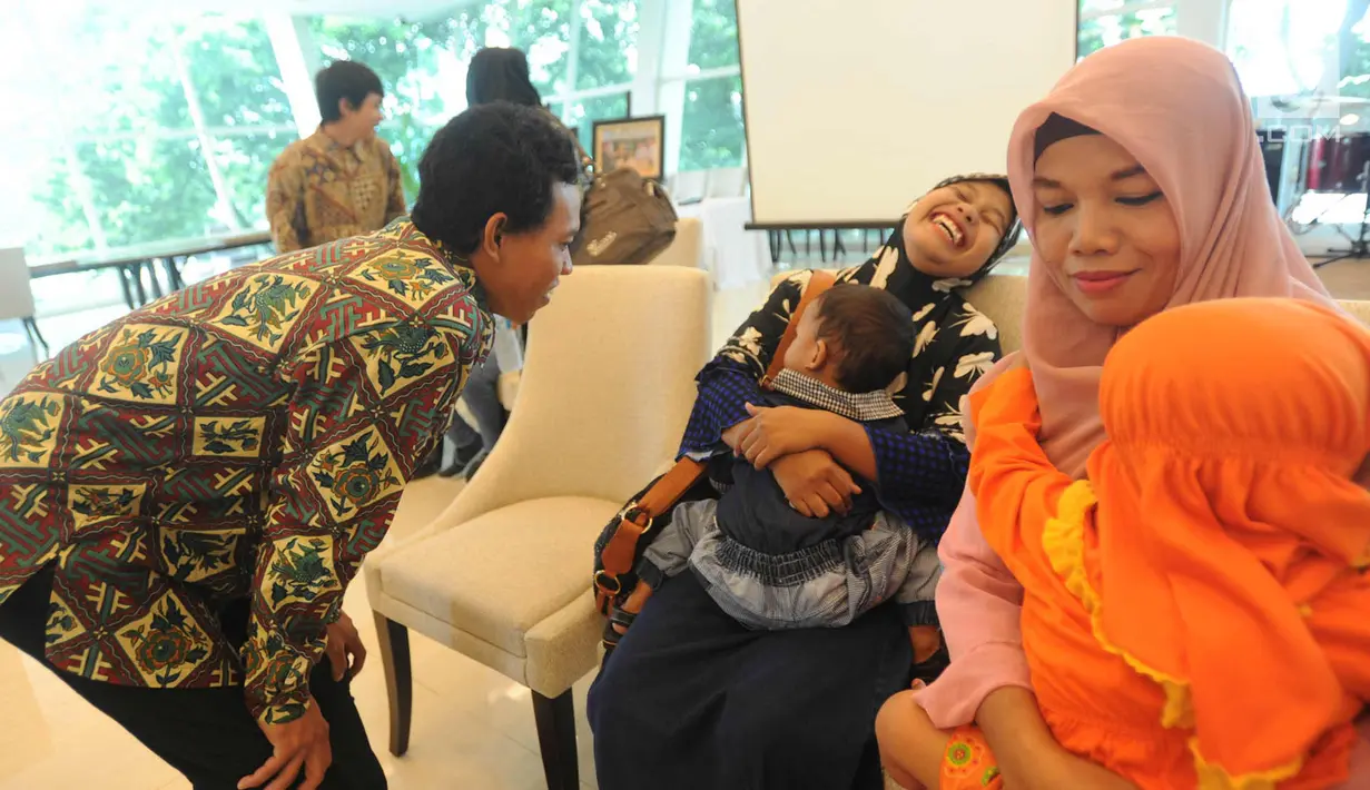 Salah seorang anak buah kapal (ABK) yang berhasil dibebaskan dari sandera tampak bergembira saat bertemu dengan keluarga di Gedung Kementerian Luar Negeri (Kemenlu), Jakarta (2/4). (Merdeka.com/Arie Basuki)