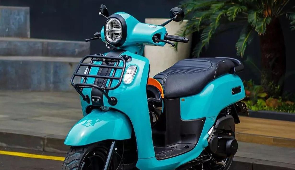 Yamaha Fazzio berkelir cyan atau tosca ini mengusung konsep sporty-classic. Konsep tersebut tercermin dari seluruh stiker dan emblem yang dilepas untuk memberikan kesan clean look. Tak hanya itu, aksen-aksen hitam di sekitar lampu, rak depan tambahan, behel belakang, hingga velg monoblock yang menambah aura sporty. (Source: Instagram/@fazzioholic)