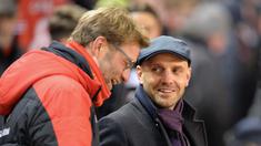 Pelatih Liverpool, Jurgen Klopp berbincang dengan Pelatih Exeter City, Paul Tisdale (kanan) pada laga piala FA putaran ketiga di Stadion, Anfield, Liverpool, Kamis (21/01/20160 dini hari WIB. (AFP/Paul Ellis)