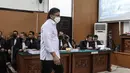 Terdakwa Ferdy Sambo sebelum dimulainya sidang lanjutan kasus pembunuhan berencana terhadap Brigadir Nopriansyah Yosua Hutabarat di Pengadilan Negeri Jakarta Selatan, Jakarta, Selasa (17/1/2023). Ferdy Sambo tampak mengenakan kemeja putih. Saat persidangan dimulai, rompi tahanan dan borgol Sambo terlihat dilepas.  (Liputan6.com/Johan Tallo)
