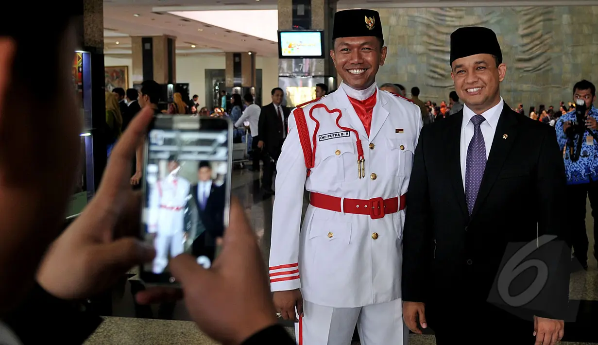 Mendikbud, Anies Baswedan berfoto usai upacara Hari Pendidikan Nasional di Kemendikbud, Jakarta, Sabtu (2/5/2015). Anies meminta Hardiknas dijadikan momentum merefleksikan gagasan tokoh pendidikan nasional Ki Hajar Dewantara. (Liputan6.com/Johan Tallo)