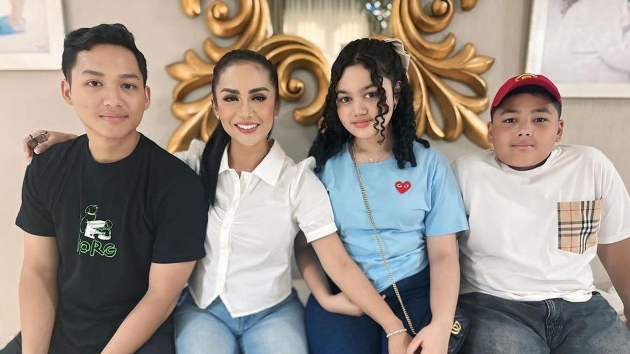 Kris Dayanti juga mengingat momen beberapa bulan lalu ketika ia melepas Azriel berangkat ke Surabaya, di mana ia telah berjanji untuk menemui Azriel di sana.<br>