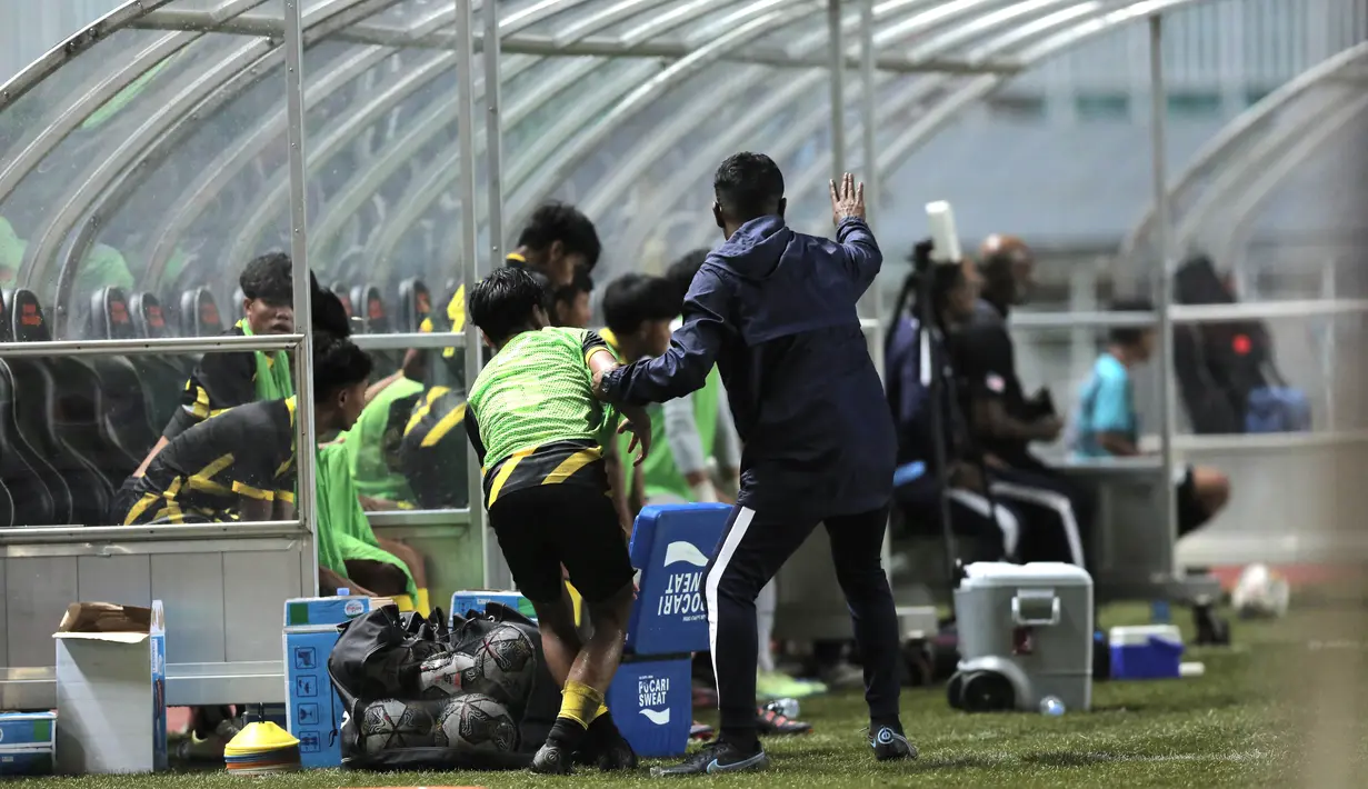 Hal itu ia lakukan karena sudah mendapatkan peringatan beberapa kali dari asisten wasit. Ia juga terlihat memberikan tanda permohonan maaf kepada asisten wasit tersebut. (Bola.com/Ikhwan Yanuar)
