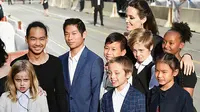 Angelina Jolie bersama anak-anaknya. (dok. hollywoodlife.com/Novi Thedora)