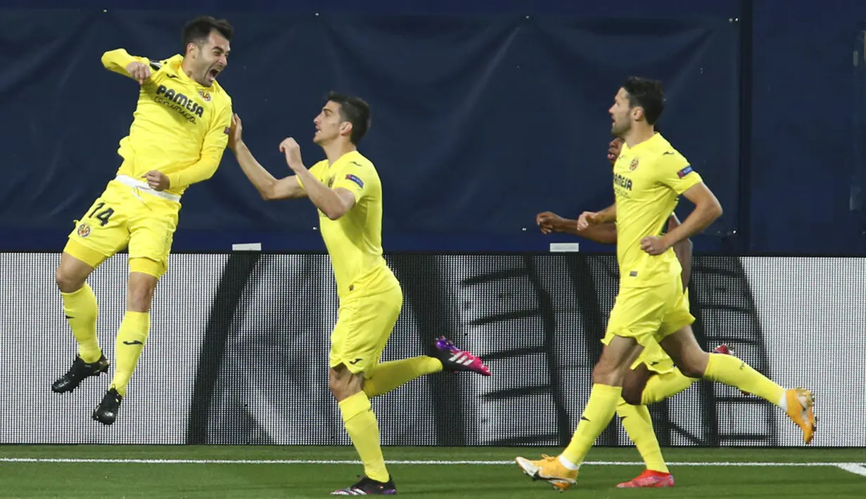 Pemain Villareal Manu Trigueros (kiri) melakukan selebrasi usai mencetak gol ke gawang Arsenal pada pertandingan leg pertama semifinal Liga Europa di Stadion Estadio de la Ceramica, Villarreal, Spanyol, Kamis (29/4/2021). Villareal menang 2-1. (AP Photo/Alberto Saiz)