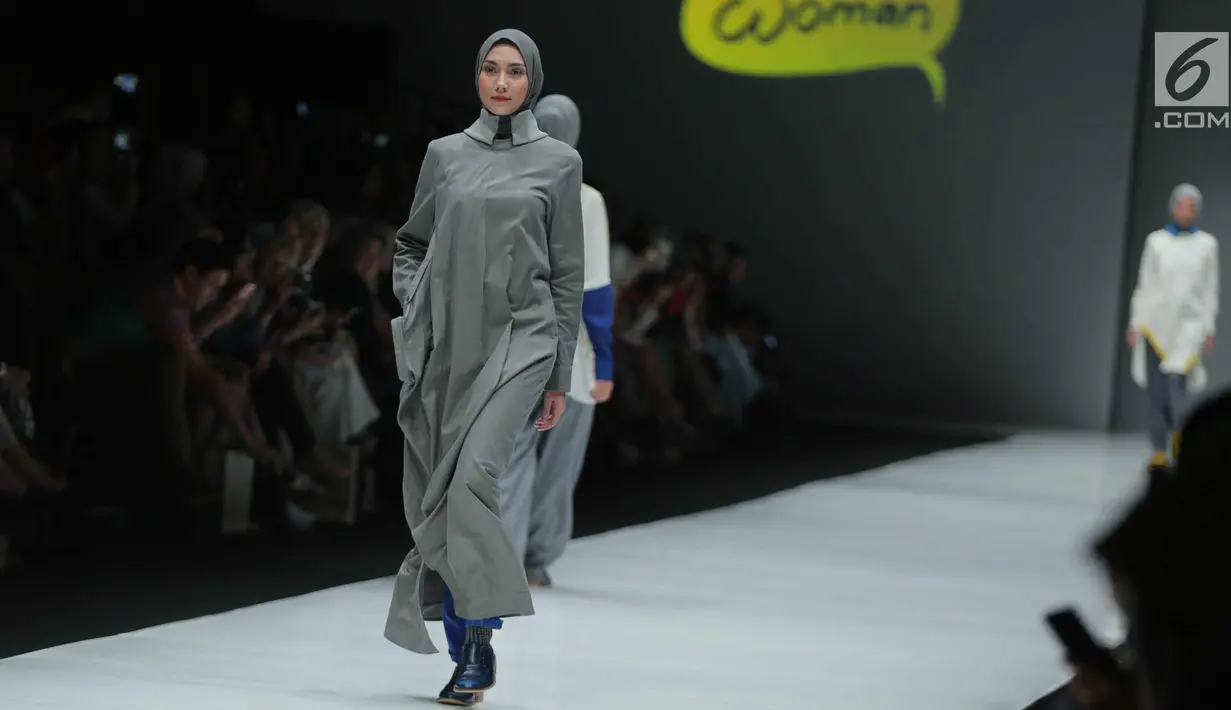 Model berjalan di atas catwalk mengenakan busana rancangan kolaborasi desainer L.tru dan Mice Cartoon di Jakarta Fashion Week 2018 di Senayan City, Jakarta, Selasa (24/10). L.tru dan Mice Cartoon mengangkat tema "Dear Women. (Liputan6.com/Faizal Fanani)