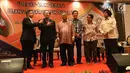 Mantan Menko Kemaritiman Rizal Ramli (kedua kiri) menjawab pertanyaan pembawa acara saat diskusi serial untuk edukasi pemilih dengan tema "Debat-Tak Debat: Utang Besar Buat Siapa? di JCC , Jakarta, Selasa (3/7). (Liputan6.com/Angga Yuniar)