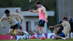 Pemain tengah tim nasional Argentina, Facundo Buonanotte (kanan) berebut bola dengan Julian Alvarez (tengah) saat sesi latihan di Ezeiza, provinsi Buenos Aires, pada 12 November 2024. (LUIS ROBAYO/AFP)